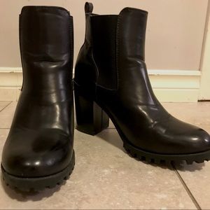 Heeled Chelsea boots